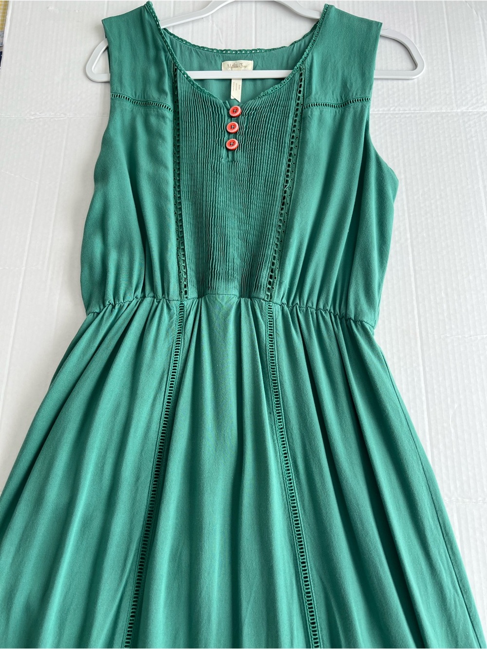 Women’s Emerald Green Sleeveless Sundress with Decorative Buttons